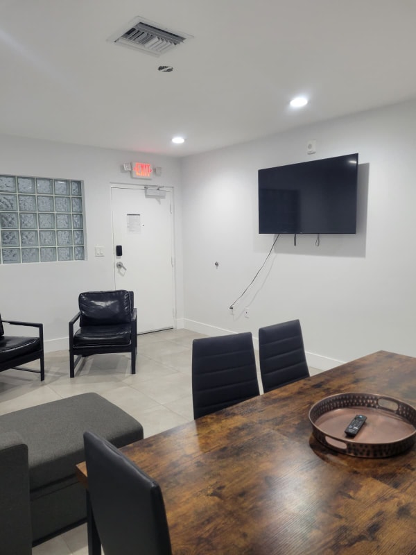 Building Photo - 656 Palmetto Dr