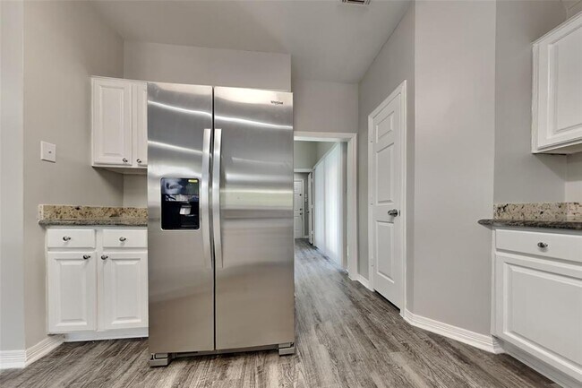 Building Photo - 6427 Upper Lake Dr