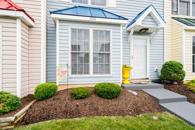 Primary Photo - 1055 Alexander Hamilton Ln