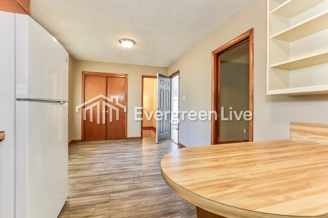 Foto del edificio - 805 W 58th St