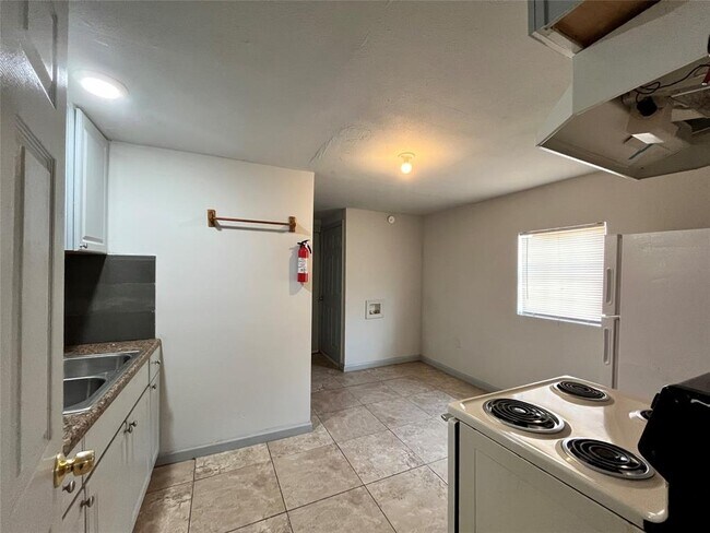 Building Photo - 2211 Schweikhardt St