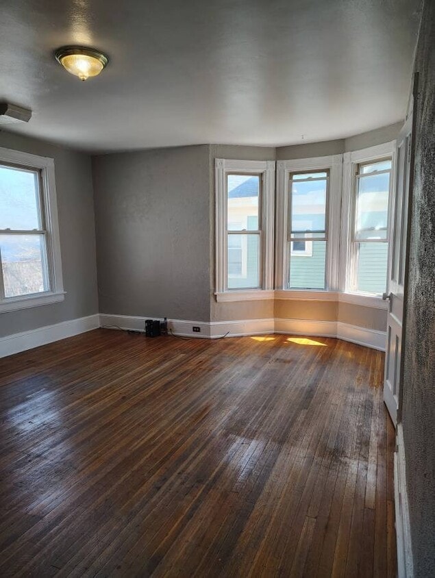 Building Photo - 626 Park Ave