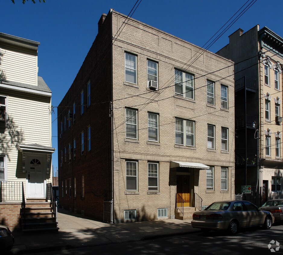 Building Photo - 225-231 Adams St