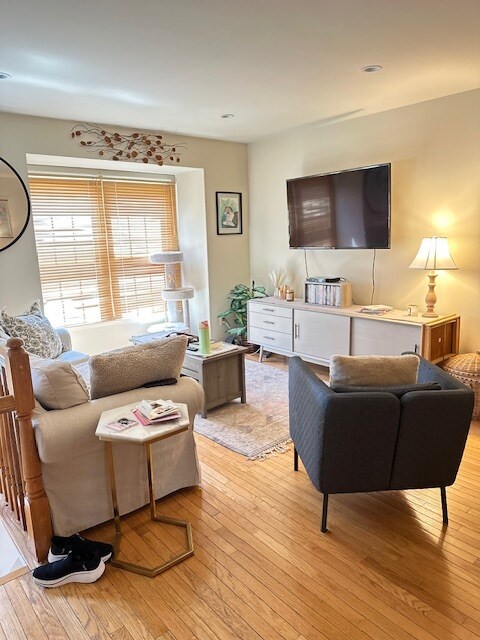 Livingroom - 397 S Pickett St