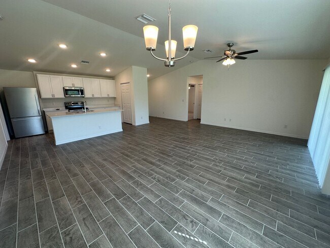 Foto del edificio - 3 Bedroom/ 2 Bath Corn Lot Home in NE Cape...