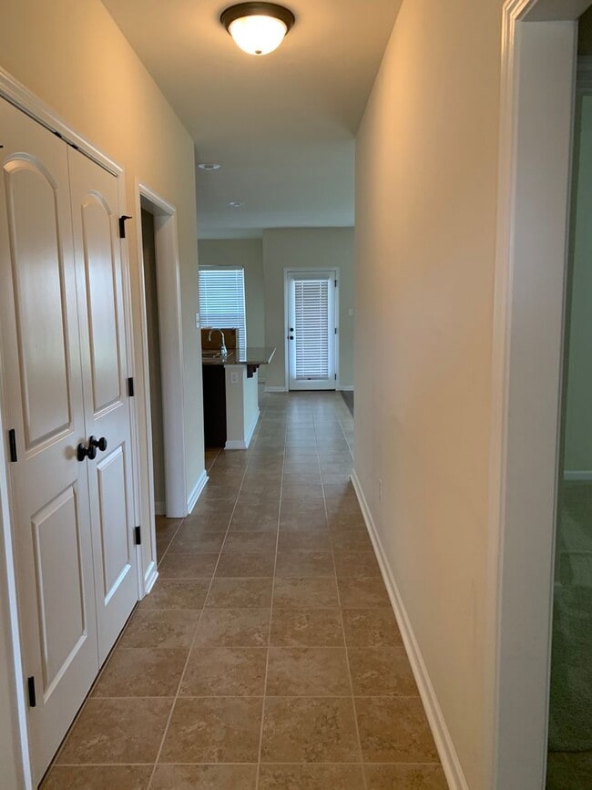 Building Photo - Beautiful 3 bedroom 2 bath home in