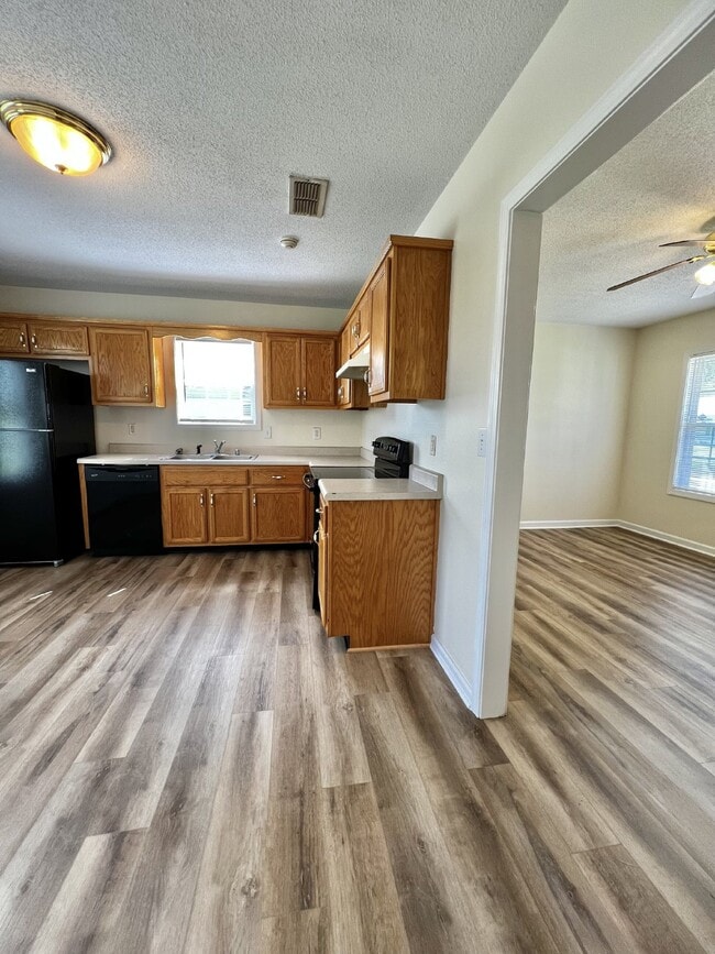 Building Photo - "Charming 2-Bedroom Retreat with 912 Sq Ft of Cozy Living in Oak Grove!"