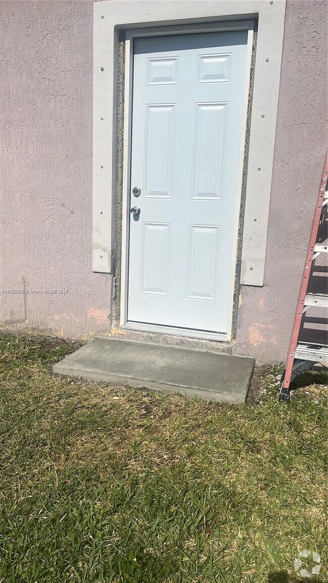 Riverside Park at Old Cutler Bay Apartments for Rent with a Garage