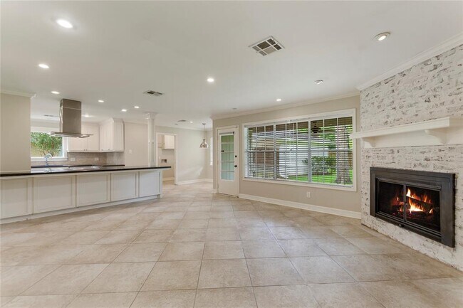 Foto del edificio - 402 Forest Lake Dr