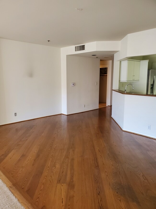 Building Photo - 10724 Wilshire Blvd