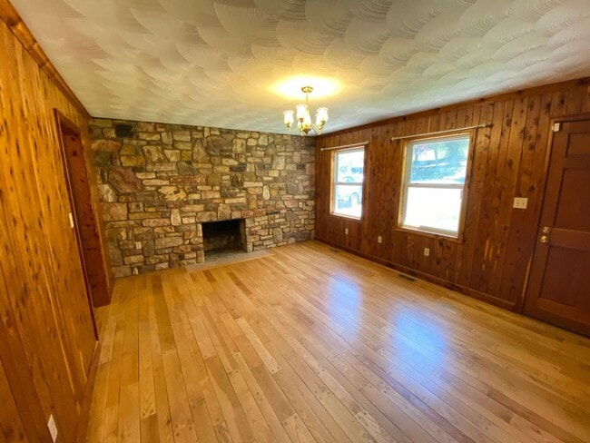 Building Photo - Three Bedroom Two Bathroom Home available in Blacksburg