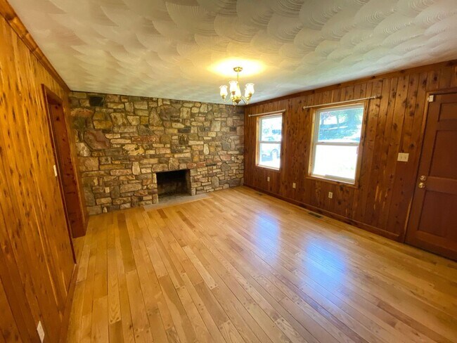 Foto del edificio - Three Bedroom Two Bathroom Home available in Blacksburg