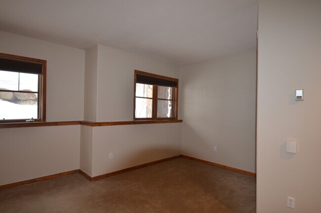 Building Photo - Studio on bus route, walk to Snowflake Lif...