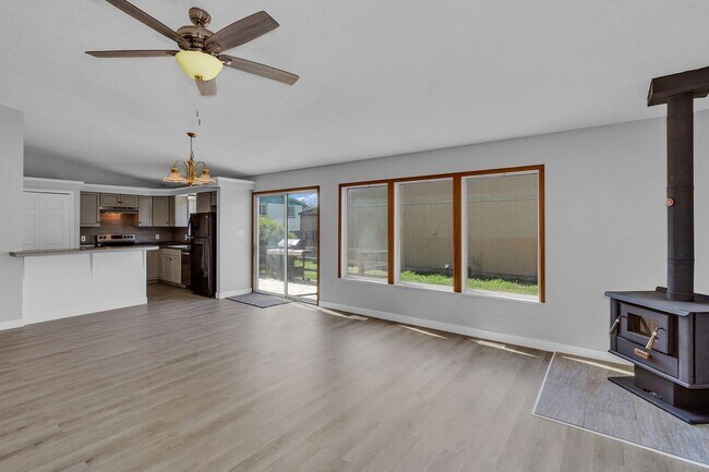 Building Photo - 466 1/2 Carson Lake Dr