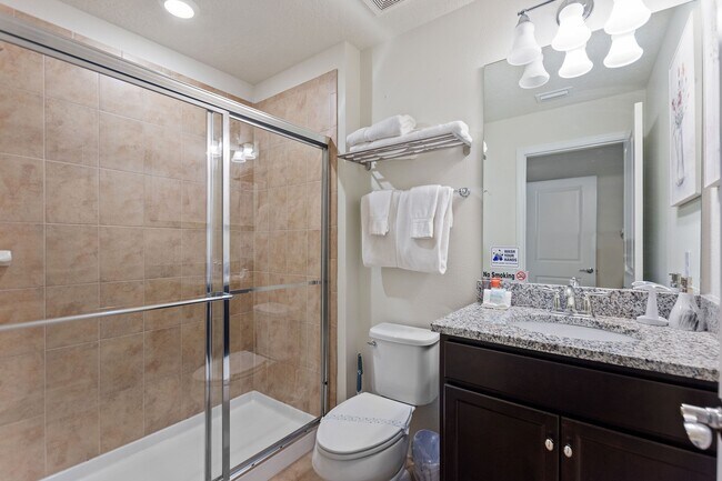 3 baños completos en la planta superior - 4607 Terrasonesta Dr