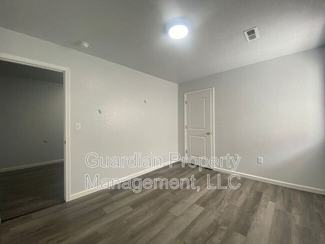 Building Photo - 123.5 N Main St