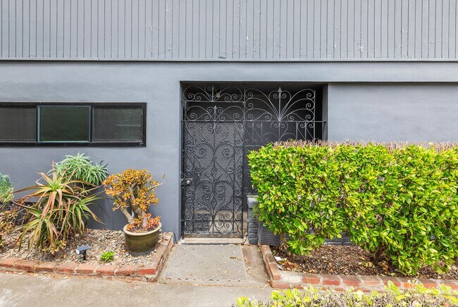 Foto del edificio - 592-594-594 Corbett Ave