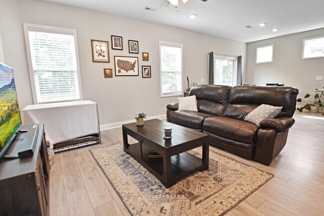 Building Photo - Pet Friendly Three Bedroom with Bonus!