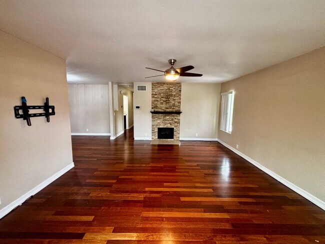Foto del edificio - Updated and Spacious 2 bed 1.5 bath