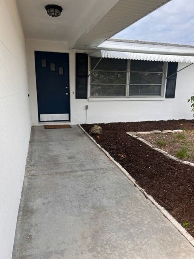 Building Photo - MOVE-IN READY!  2BR/2BA/1CG IN VENICE EAST