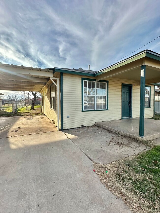 Building Photo - Now Available - Cozy 2-Bedroom Home w/ Hug...