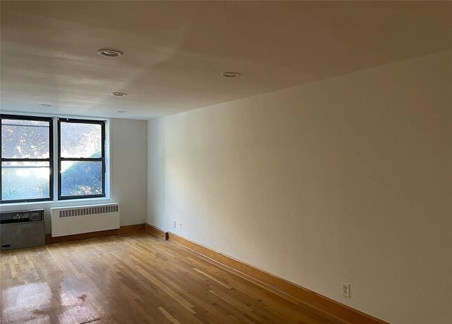 Foto del edificio - 35-20 Leverich St