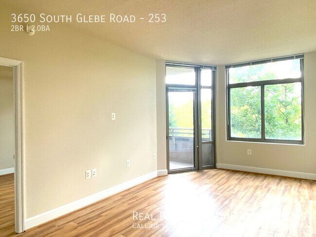 Building Photo - Stunning Garden Level Condo at the Popular...