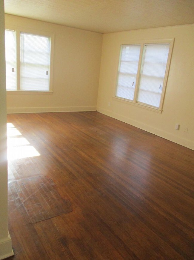 Foto del edificio - Historic Duckpond Area PENDING LEASE