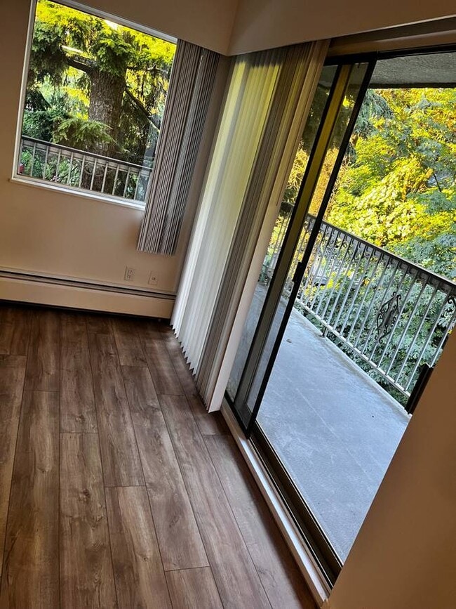 Photo du bâtiment - 1320 King Albert Ave