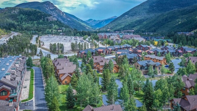 Building Photo - Evolve Real Estate: 6 Mos Lease Only Large Fully Furnished Condo Walking Distance to Keystone Vil...