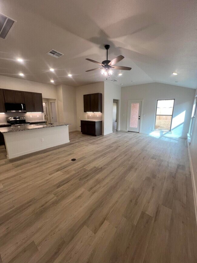 Foto del edificio - 13815 Gary Ave