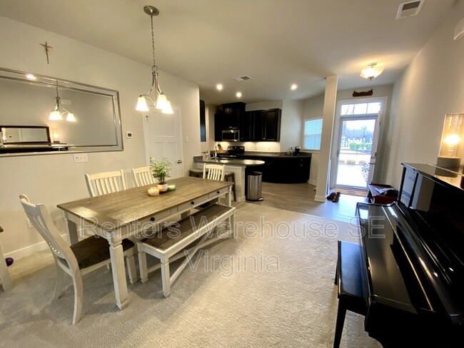 Building Photo - 902 Centurion Cir