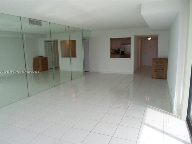 Building Photo - 20225 NE 34th Ct