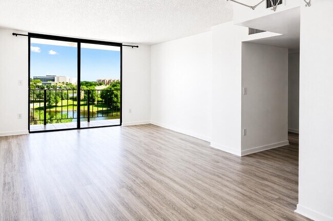 Foto del edificio - 9682 Fontainebleau Blvd