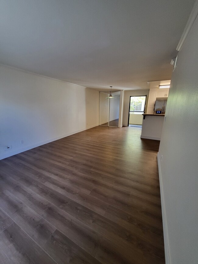 Building Photo - 5550 Owensmouth Ave