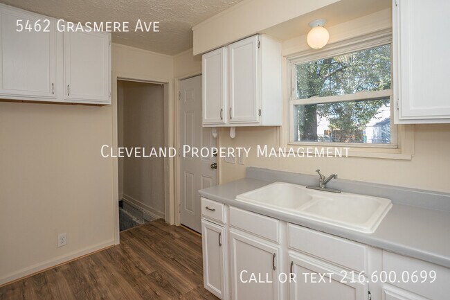 Building Photo - Cozy Brick Maple Hts Home