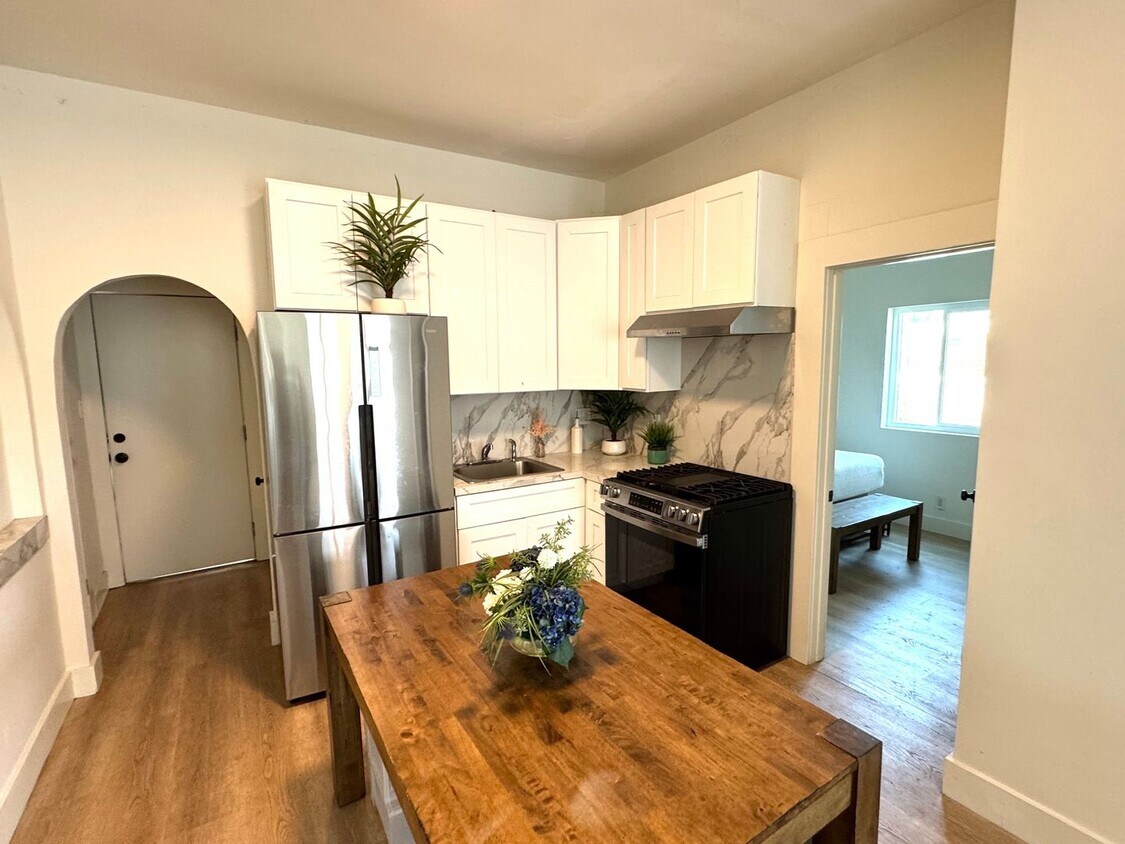 Foto principal - 4 Bed 2 Bath in Echo Park with Back Patio