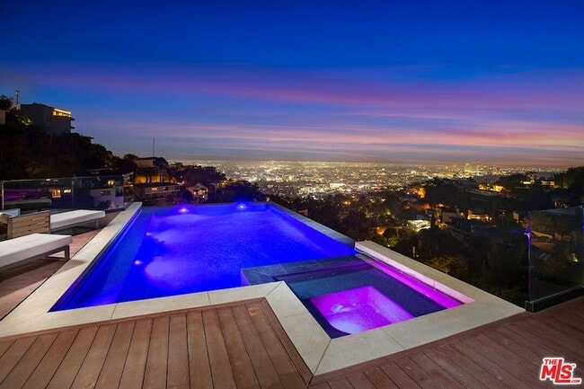 Foto del edificio - 1733 Sunset Plaza Dr