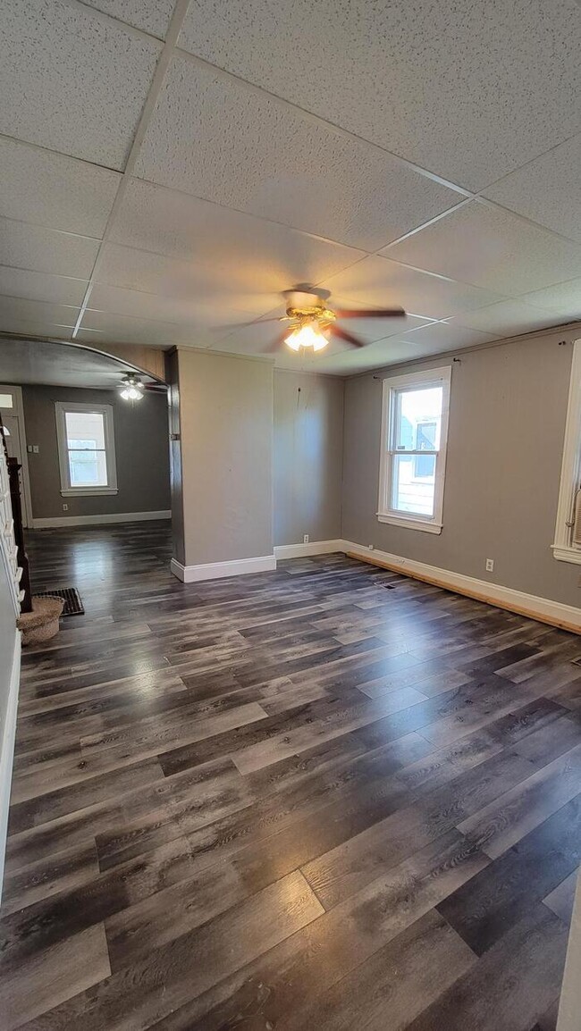 Building Photo - Beautifully remodeled and pet friendly