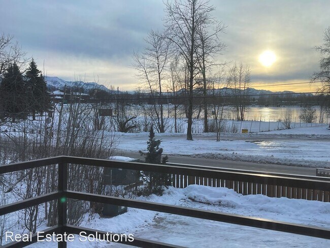 Building Photo - 2 br, 2 bath House - 3401 Lakeshore Drive #1