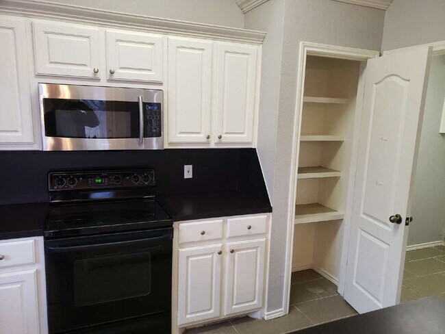 Building Photo - Modern 3/2/2 in cul-de-sac Southeast Lubbock