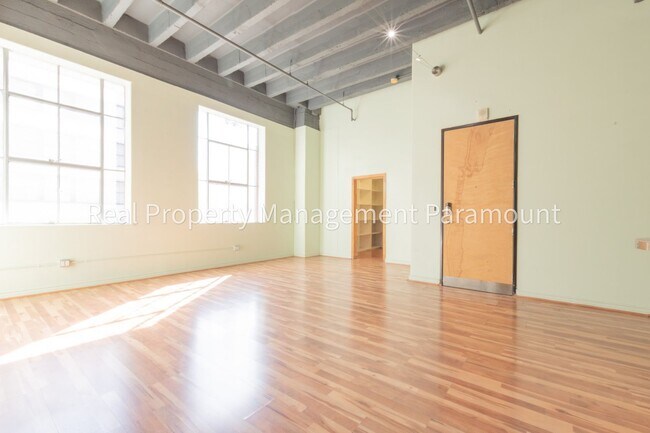 Building Photo - 312 W 5th St
