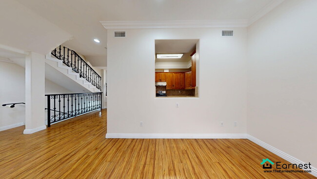 Foto del edificio - Luxury 4-Bedroom, 3 Bathroom Townhome in t...