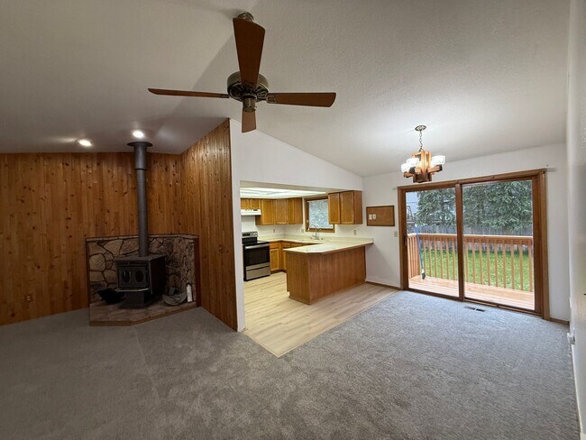 Foto del edificio - Charming Eagle River Split-Level – Mountai...