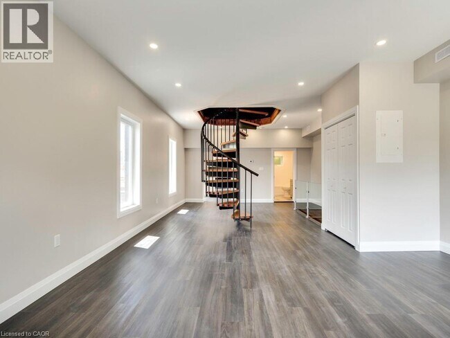 Photo du bâtiment - 2 Victoria Ave N