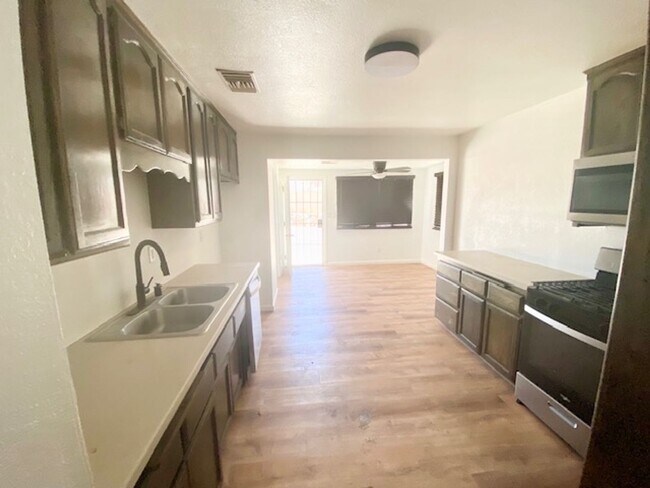 Foto del edificio - **232 Woodham Ave Barstow** Beautiful Spac...