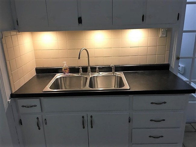 Cocina con fregadero - 2473 S Howell Ave