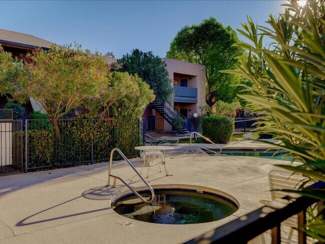 Building Photo - 2 Bedroom 2 Bathroom Retreat with Community Pool & Spa!