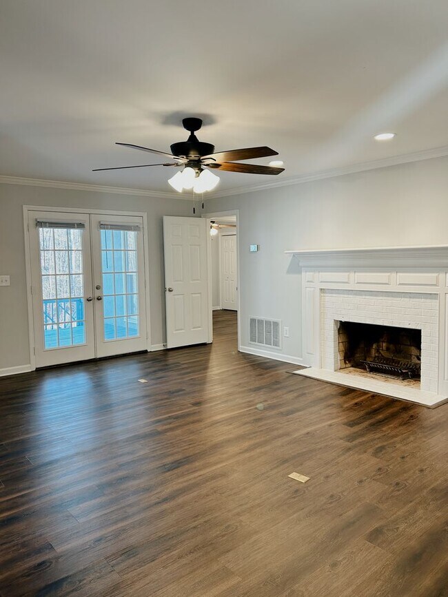 Building Photo - Beautiful 3 bedroom house with 2 car garag...