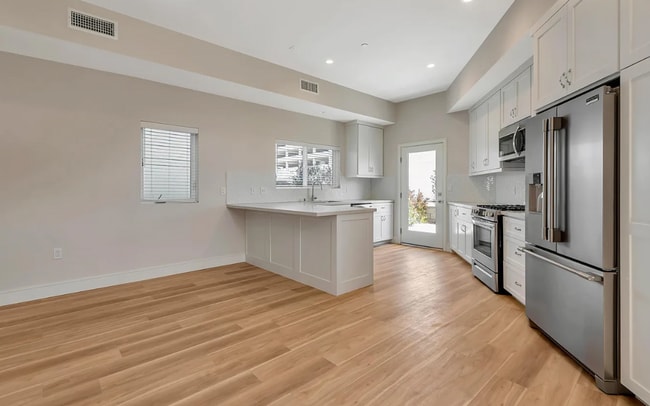 Grant Avenue B - Grant Avenue B Apartment